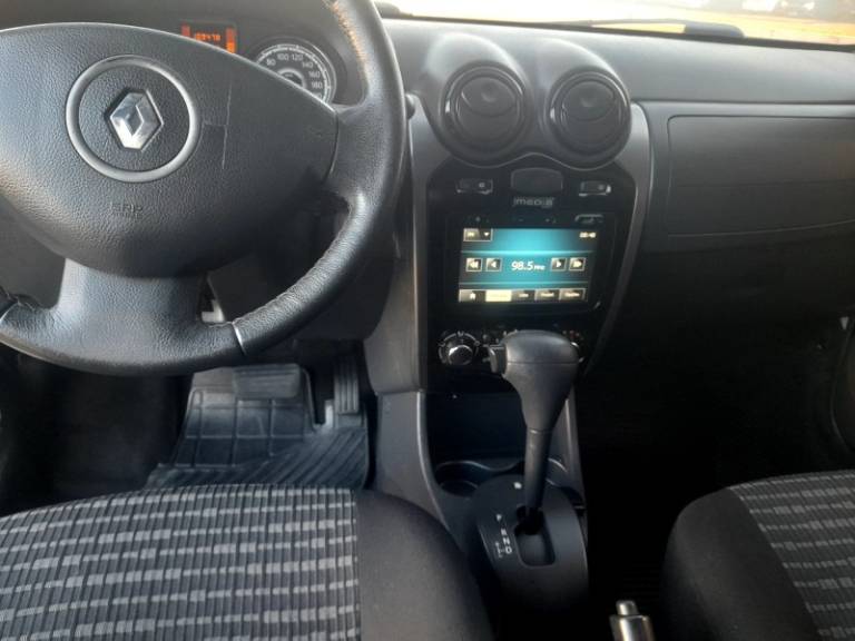 RENAULT - SANDERO - 2014/2014 - Branca - R$ 39.900,00