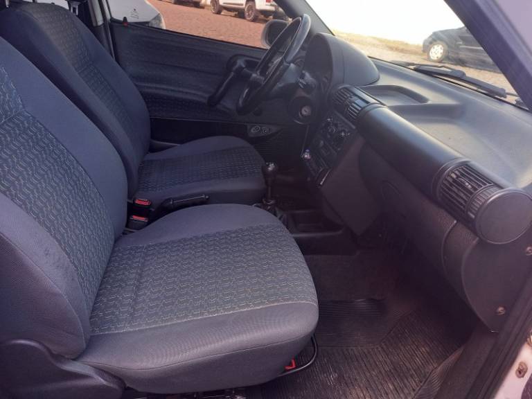 CHEVROLET - CORSA - 2001/2001 - Branca - R$ 18.900,00