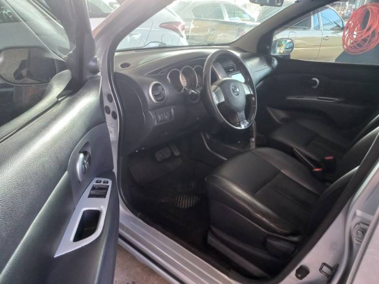NISSAN - LIVINA - 2012/2013 - Prata - R$ 41.900,00