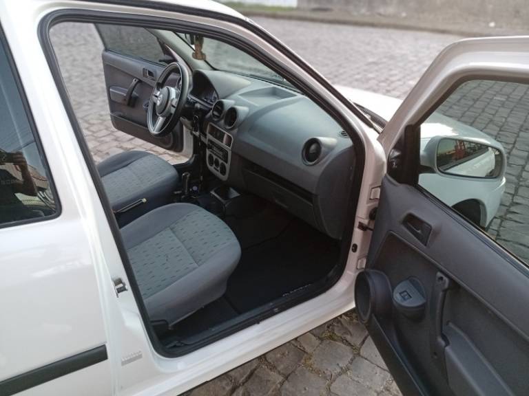 VOLKSWAGEN - SAVEIRO - 2009/2010 - Branca - R$ 29.990,00