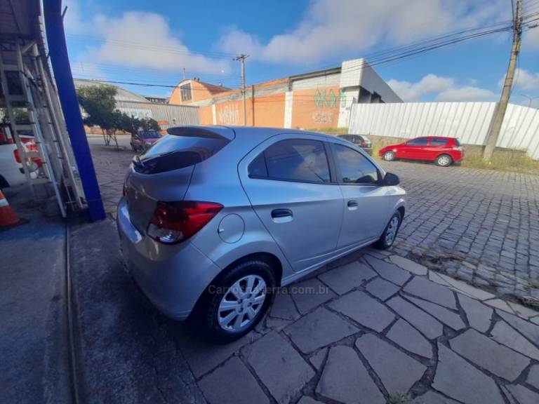 CHEVROLET - ONIX - 2018/2018 - Prata - R$ 49.900,00