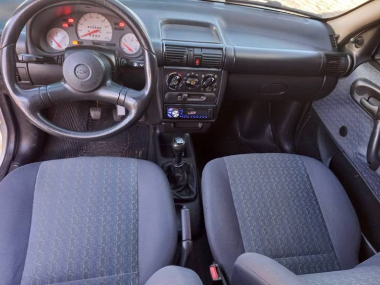 CHEVROLET - CORSA - 2001/2001 - Branca - R$ 18.900,00