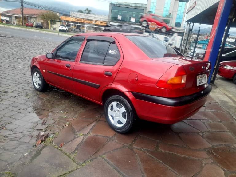 FORD - FIESTA - 2002/2002 - Vermelha - R$ 18.900,00