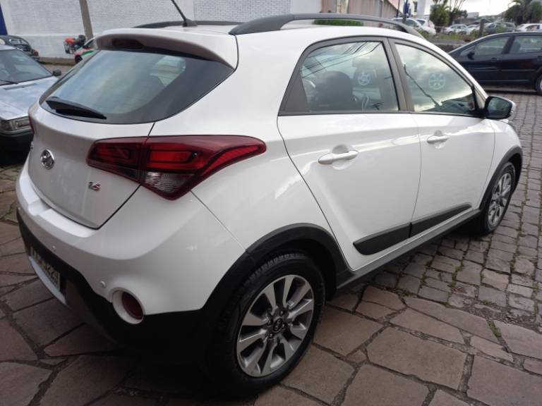 HYUNDAI - HB20X - 2017/2018 - Branca - R$ 64.900,00