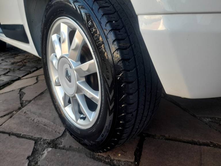 RENAULT - SANDERO - 2014/2014 - Branca - R$ 39.900,00