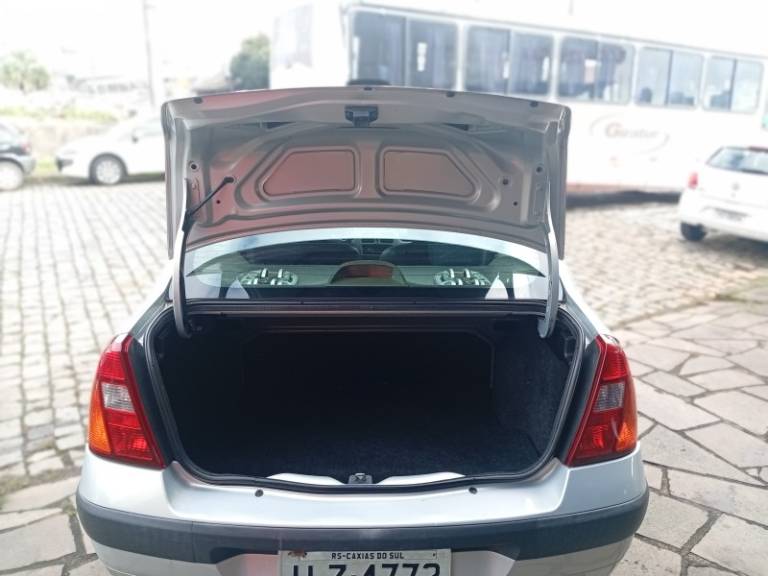 RENAULT - CLIO - 2004/2004 - Prata - R$ 18.990,00