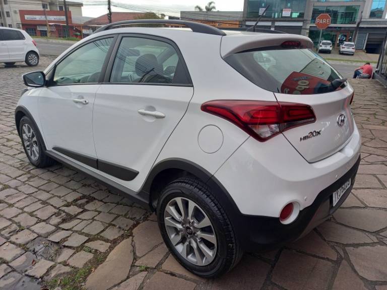 HYUNDAI - HB20X - 2017/2018 - Branca - R$ 64.900,00